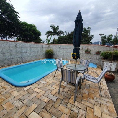 Casa com 370m², 4 quartos (sendo 1 suíte), 2 garagens, no bairro Carianos em Florianópolis