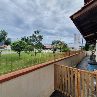 Casa com 370m², 4 quartos (sendo 1 suíte), 2 garagens, no bairro Carianos em Florianópolis