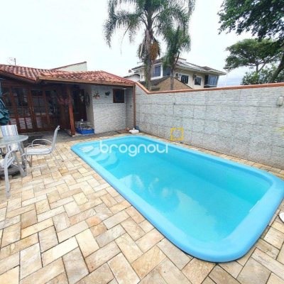 Casa com 370m², 4 quartos (sendo 1 suíte), 2 garagens, no bairro Carianos em Florianópolis