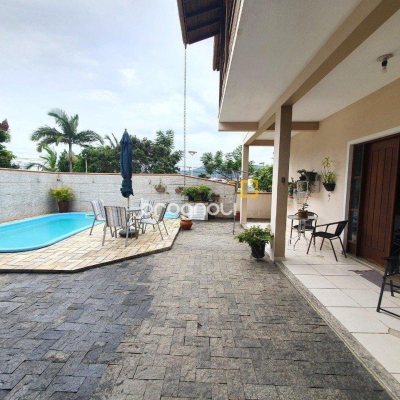Casa com 370m², 4 quartos (sendo 1 suíte), 2 garagens, no bairro Carianos em Florianópolis