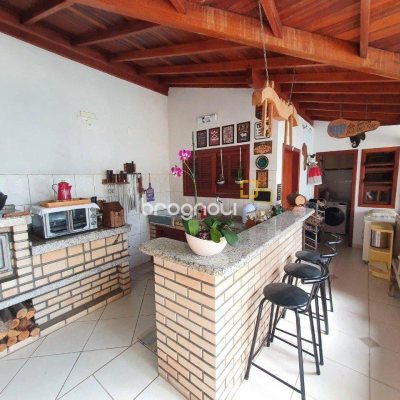 Casa com 370m², 4 quartos (sendo 1 suíte), 2 garagens, no bairro Carianos em Florianópolis