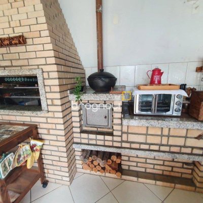 Casa com 370m², 4 quartos (sendo 1 suíte), 2 garagens, no bairro Carianos em Florianópolis