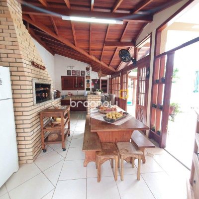 Casa com 370m², 4 quartos (sendo 1 suíte), 2 garagens, no bairro Carianos em Florianópolis