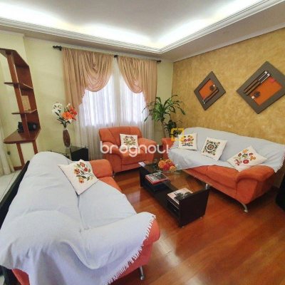 Casa com 370m², 4 quartos (sendo 1 suíte), 2 garagens, no bairro Carianos em Florianópolis