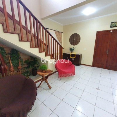 Casa com 370m², 4 quartos (sendo 1 suíte), 2 garagens, no bairro Carianos em Florianópolis