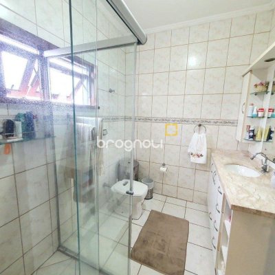Casa com 370m², 4 quartos (sendo 1 suíte), 2 garagens, no bairro Carianos em Florianópolis