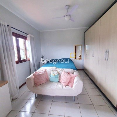 Casa com 370m², 4 quartos (sendo 1 suíte), 2 garagens, no bairro Carianos em Florianópolis