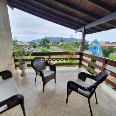 Casa com 370m², 4 quartos (sendo 1 suíte), 2 garagens, no bairro Carianos em Florianópolis
