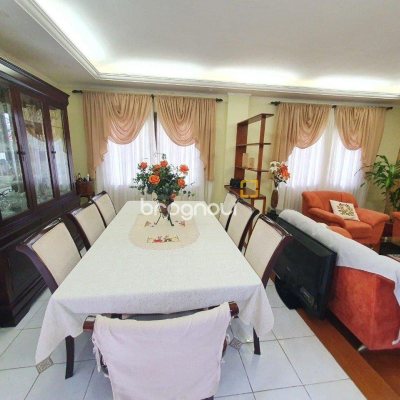 Casa com 370m², 4 quartos (sendo 1 suíte), 2 garagens, no bairro Carianos em Florianópolis