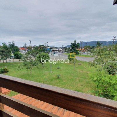 Casa com 370m², 4 quartos (sendo 1 suíte), 2 garagens, no bairro Carianos em Florianópolis