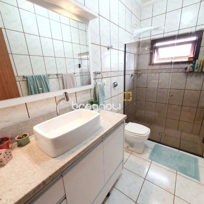 Casa com 370m², 4 quartos (sendo 1 suíte), 2 garagens, no bairro Carianos em Florianópolis