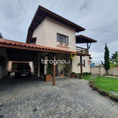 Casa com 370m², 4 quartos (sendo 1 suíte), 2 garagens, no bairro Carianos em Florianópolis