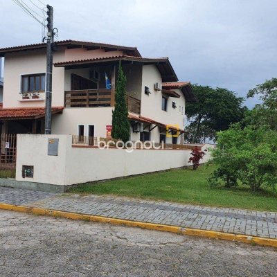 Casa com 370m², 4 quartos (sendo 1 suíte), 2 garagens, no bairro Carianos em Florianópolis