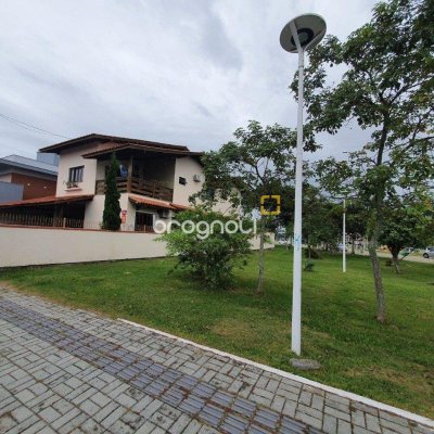 Casa com 370m², 4 quartos (sendo 1 suíte), 2 garagens, no bairro Carianos em Florianópolis