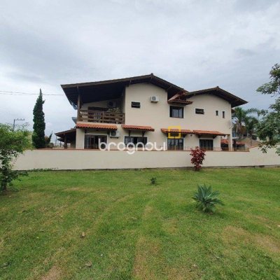 Casa com 370m², 4 quartos (sendo 1 suíte), 2 garagens, no bairro Carianos em Florianópolis