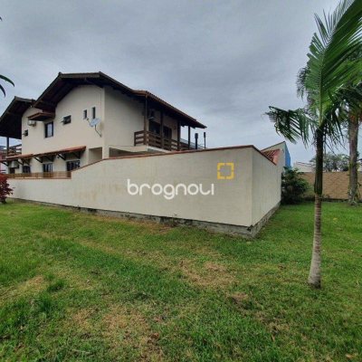 Casa com 370m², 4 quartos (sendo 1 suíte), 2 garagens, no bairro Carianos em Florianópolis