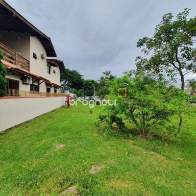 Casa com 370m², 4 quartos (sendo 1 suíte), 2 garagens, no bairro Carianos em Florianópolis