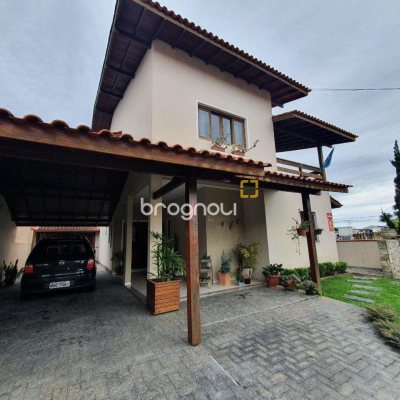 Casa com 370m², 4 quartos (sendo 1 suíte), 2 garagens, no bairro Carianos em Florianópolis