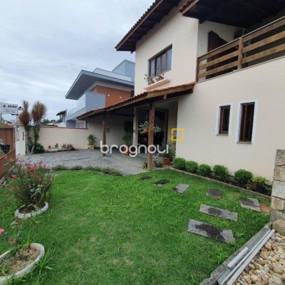 Casa com 370m², 4 quartos (sendo 1 suíte), 2 garagens, no bairro Carianos em Florianópolis