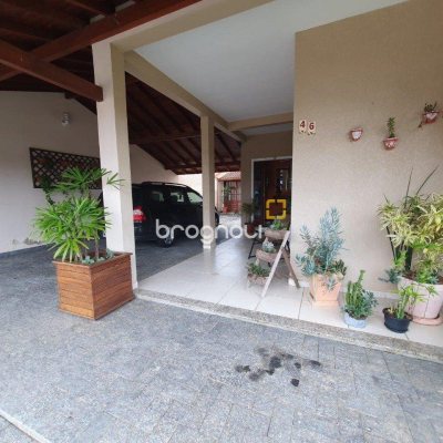 Casa com 370m², 4 quartos (sendo 1 suíte), 2 garagens, no bairro Carianos em Florianópolis