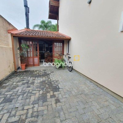 Casa com 370m², 4 quartos (sendo 1 suíte), 2 garagens, no bairro Carianos em Florianópolis