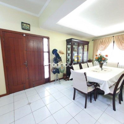 Casa com 370m², 4 quartos (sendo 1 suíte), 2 garagens, no bairro Carianos em Florianópolis