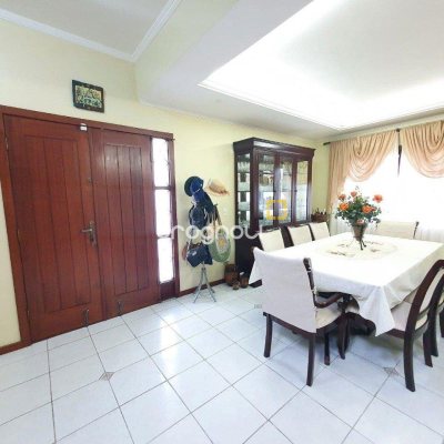 Casa com 370m², 4 quartos (sendo 1 suíte), 2 garagens, no bairro Carianos em Florianópolis