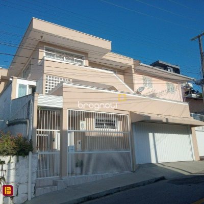 Casa com 263m², 6 quartos (sendo 1 suíte), 2 garagens, no bairro Estreito em Florianópolis