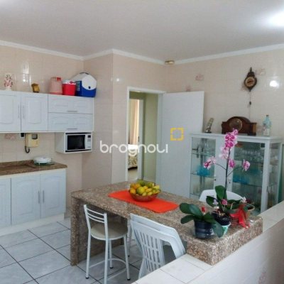 Casa com 263m², 6 quartos (sendo 1 suíte), 2 garagens, no bairro Estreito em Florianópolis