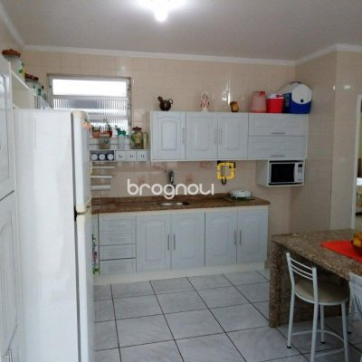 Casa com 263m², 6 quartos (sendo 1 suíte), 2 garagens, no bairro Estreito em Florianópolis