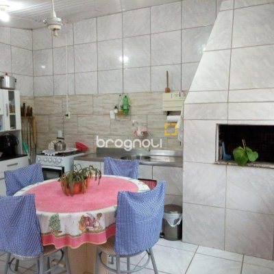 Casa com 263m², 6 quartos (sendo 1 suíte), 2 garagens, no bairro Estreito em Florianópolis