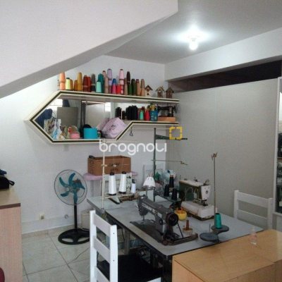 Casa com 263m², 6 quartos (sendo 1 suíte), 2 garagens, no bairro Estreito em Florianópolis