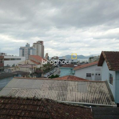 Casa com 263m², 6 quartos (sendo 1 suíte), 2 garagens, no bairro Estreito em Florianópolis