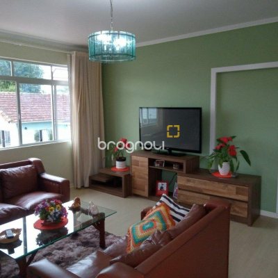 Casa com 263m², 6 quartos (sendo 1 suíte), 2 garagens, no bairro Estreito em Florianópolis