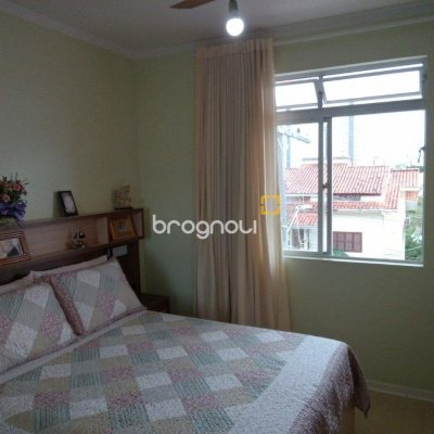 Casa com 263m², 6 quartos (sendo 1 suíte), 2 garagens, no bairro Estreito em Florianópolis