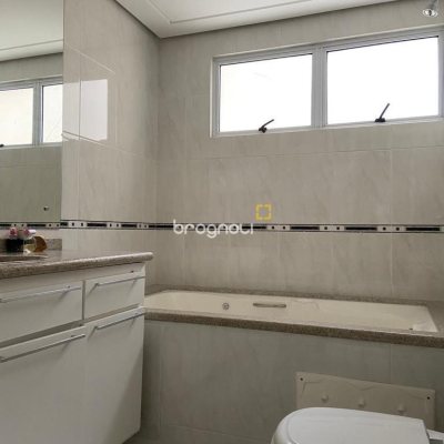 Apartamento com 149m², 4 quartos (sendo 1 suíte), 2 garagens, no bairro Campinas em São José