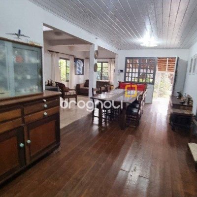 Casa com 270m², 5 quartos (sendo 1 suíte), 2 garagens, no bairro Sambaqui em Florianópolis