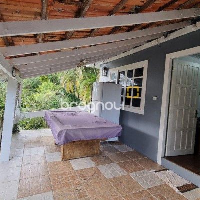 Casa com 270m², 5 quartos (sendo 1 suíte), 2 garagens, no bairro Sambaqui em Florianópolis
