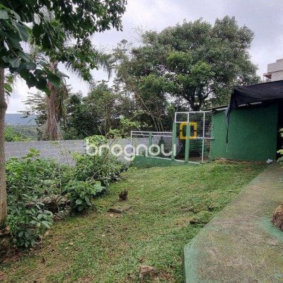 Casa com 270m², 5 quartos (sendo 1 suíte), 2 garagens, no bairro Sambaqui em Florianópolis