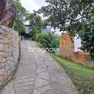 Casa com 270m², 5 quartos (sendo 1 suíte), 2 garagens, no bairro Sambaqui em Florianópolis