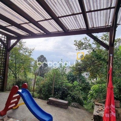 Casa com 270m², 5 quartos (sendo 1 suíte), 2 garagens, no bairro Sambaqui em Florianópolis
