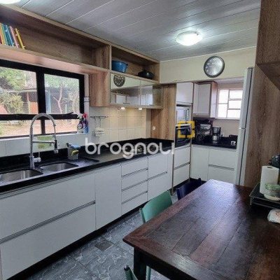Casa com 270m², 5 quartos (sendo 1 suíte), 2 garagens, no bairro Sambaqui em Florianópolis