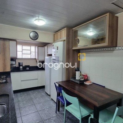 Casa com 270m², 5 quartos (sendo 1 suíte), 2 garagens, no bairro Sambaqui em Florianópolis