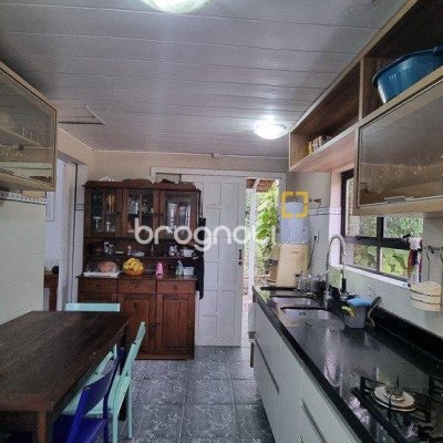 Casa com 270m², 5 quartos (sendo 1 suíte), 2 garagens, no bairro Sambaqui em Florianópolis