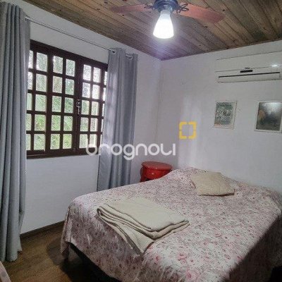 Casa com 270m², 5 quartos (sendo 1 suíte), 2 garagens, no bairro Sambaqui em Florianópolis