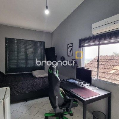 Casa com 270m², 5 quartos (sendo 1 suíte), 2 garagens, no bairro Sambaqui em Florianópolis