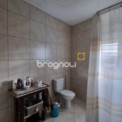 Casa com 270m², 5 quartos (sendo 1 suíte), 2 garagens, no bairro Sambaqui em Florianópolis