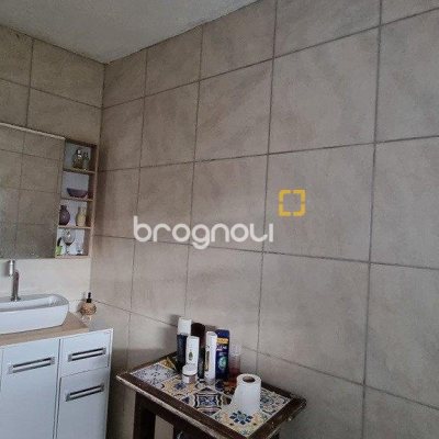 Casa com 270m², 5 quartos (sendo 1 suíte), 2 garagens, no bairro Sambaqui em Florianópolis