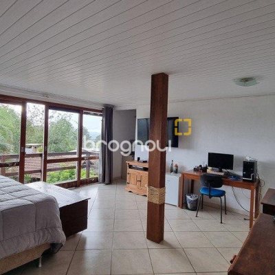 Casa com 270m², 5 quartos (sendo 1 suíte), 2 garagens, no bairro Sambaqui em Florianópolis