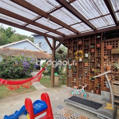 Casa com 270m², 5 quartos (sendo 1 suíte), 2 garagens, no bairro Sambaqui em Florianópolis